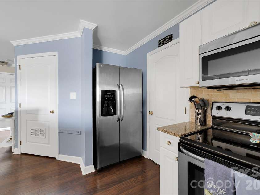 18631 Harborside Drive, Cornelius, NC 28031.  MLS# CAR4349556, YatesRealty ID 15220. 
