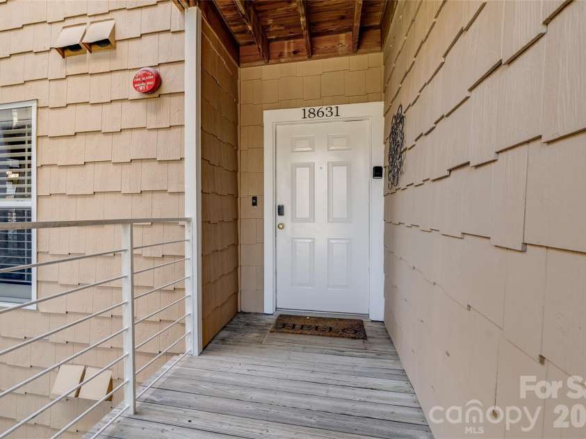 18631 Harborside Drive, Cornelius, NC 28031.  MLS# CAR4349556, YatesRealty ID 15220. 