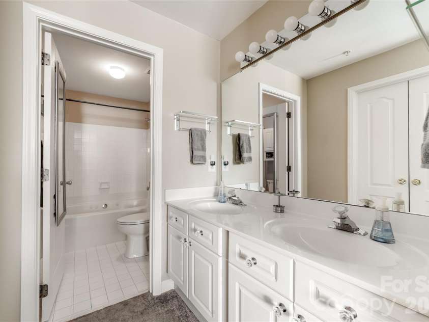 18631 Harborside Drive, Cornelius, NC 28031.  MLS# CAR4349556, YatesRealty ID 15220. Primary bath
