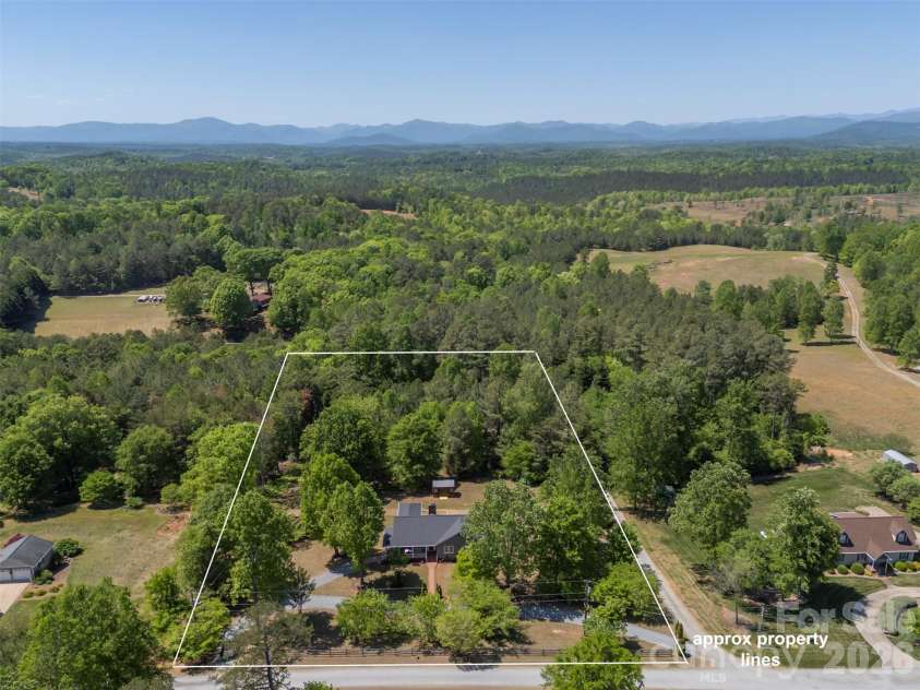 138 Blue Ridge Drive, Rutherfordton, NC 28139.  MLS# CAR4368102, YatesRealty ID 15221. 