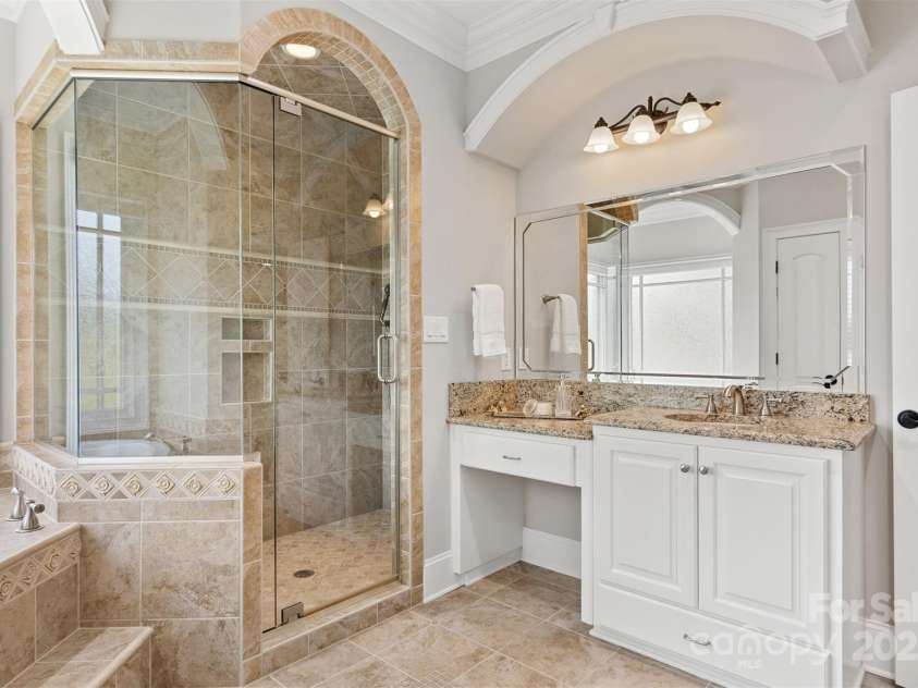 89 Wexford Point, Hickory, NC 28601.  MLS# CAR4250502, YatesRealty ID 15221. Completely tiled walk in shower (View 3)