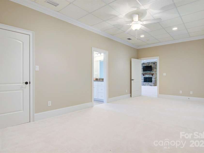 89 Wexford Point, Hickory, NC 28601.  MLS# CAR4250502, YatesRealty ID 15221. Flex Room looking back toward bath and greatroom area