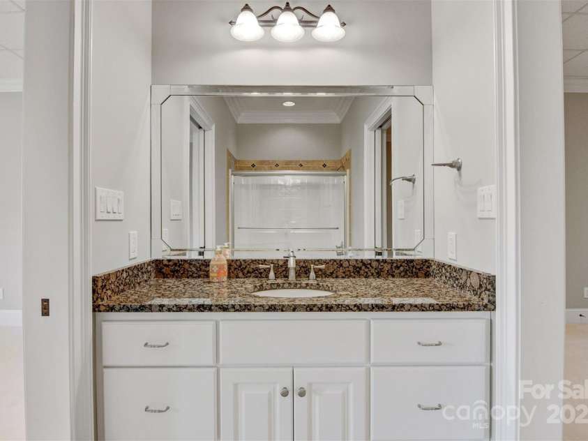 89 Wexford Point, Hickory, NC 28601.  MLS# CAR4250502, YatesRealty ID 15221. Full bath on the lower level  (View 1)