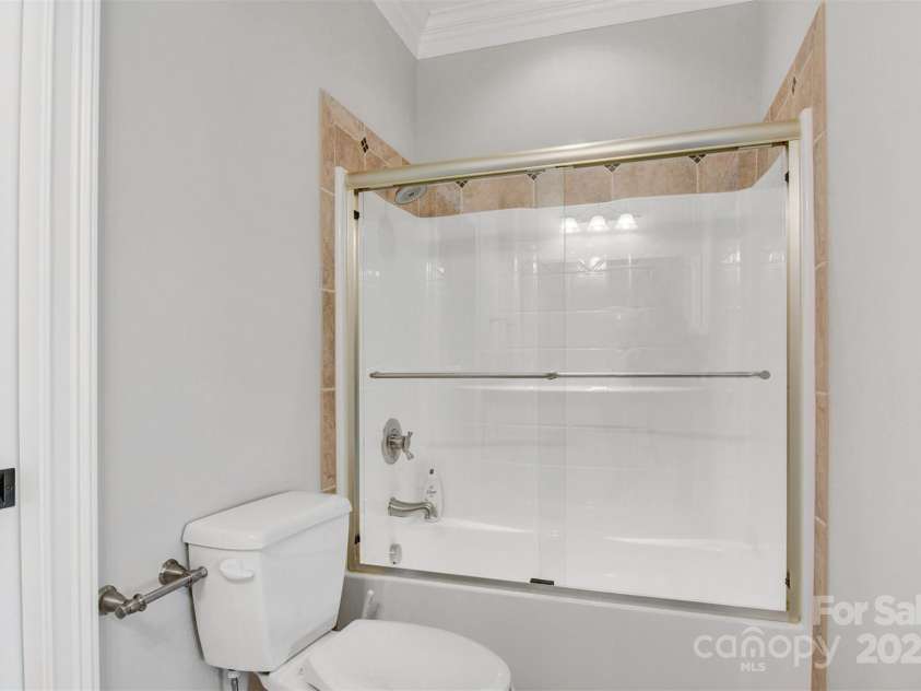 89 Wexford Point, Hickory, NC 28601.  MLS# CAR4250502, YatesRealty ID 15221. Full Bath on the lower level (View 2)