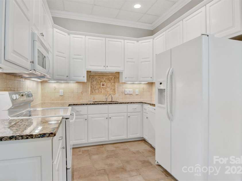 89 Wexford Point, Hickory, NC 28601.  MLS# CAR4250502, YatesRealty ID 15221. Lower Level Full Kitchen