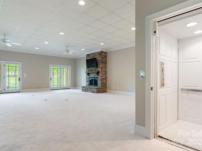89 Wexford Point, Hickory, NC 28601.  MLS# CAR4250502, YatesRealty ID 15221. Lower Level Great Room(View 1)
