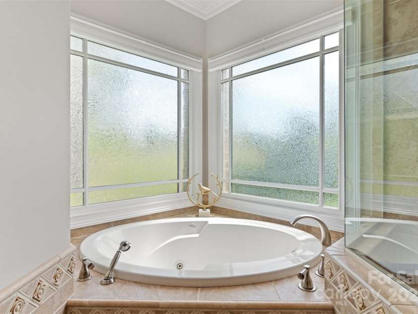 89 Wexford Point, Hickory, NC 28601.  MLS# CAR4250502, YatesRealty ID 15221. Primary Bath with an abundance of natural light (View 2)