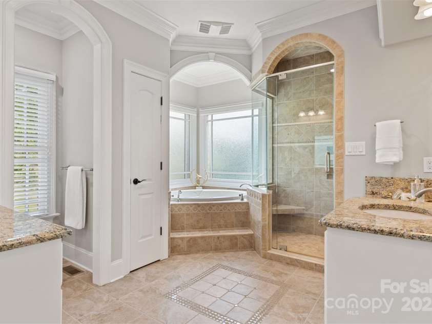 89 Wexford Point, Hickory, NC 28601.  MLS# CAR4250502, YatesRealty ID 15221. Primary Bath with heated floors (View 1)