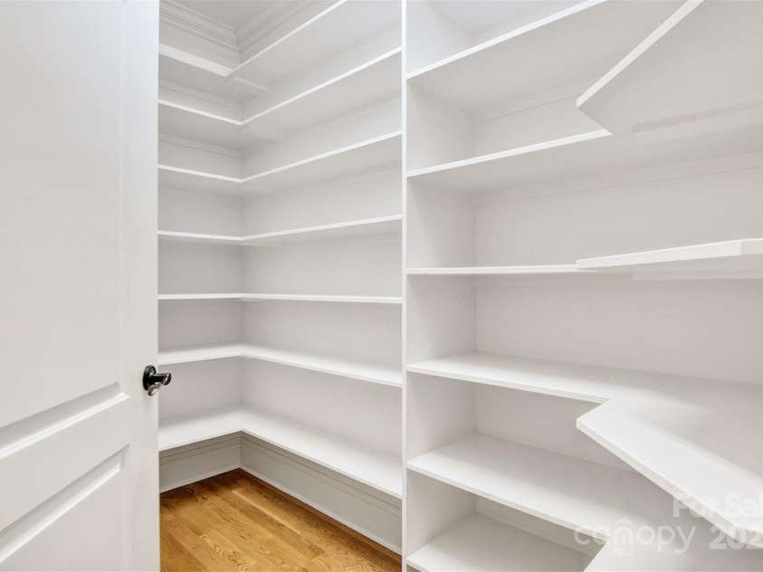 89 Wexford Point, Hickory, NC 28601.  MLS# CAR4250502, YatesRealty ID 15221. Walk in Pantry