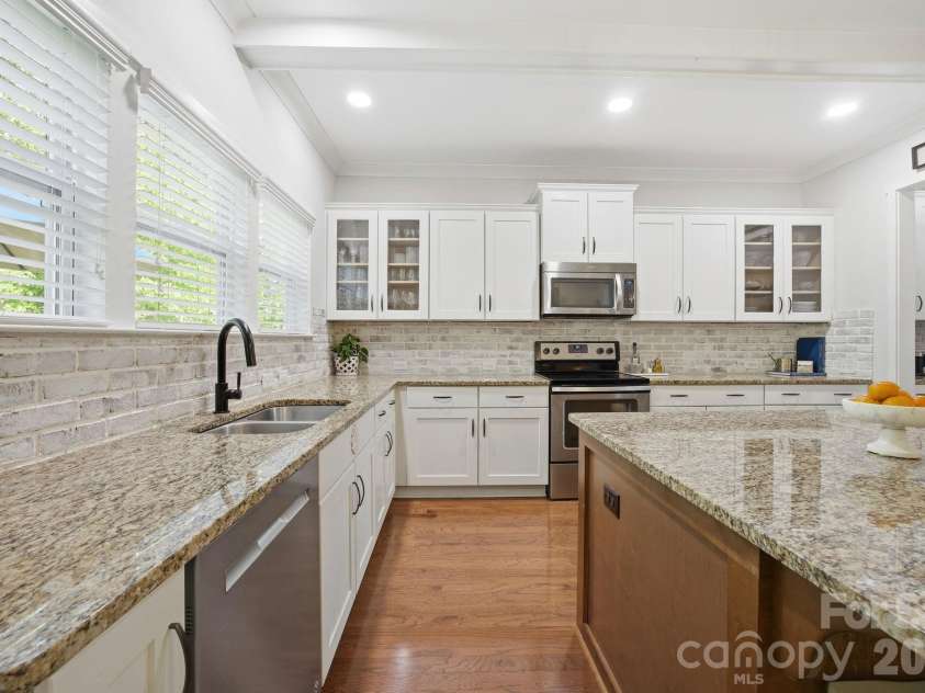 1223 Clover Lane, Matthews, NC 28104.  MLS# CAR4368335, YatesRealty ID 15224. 