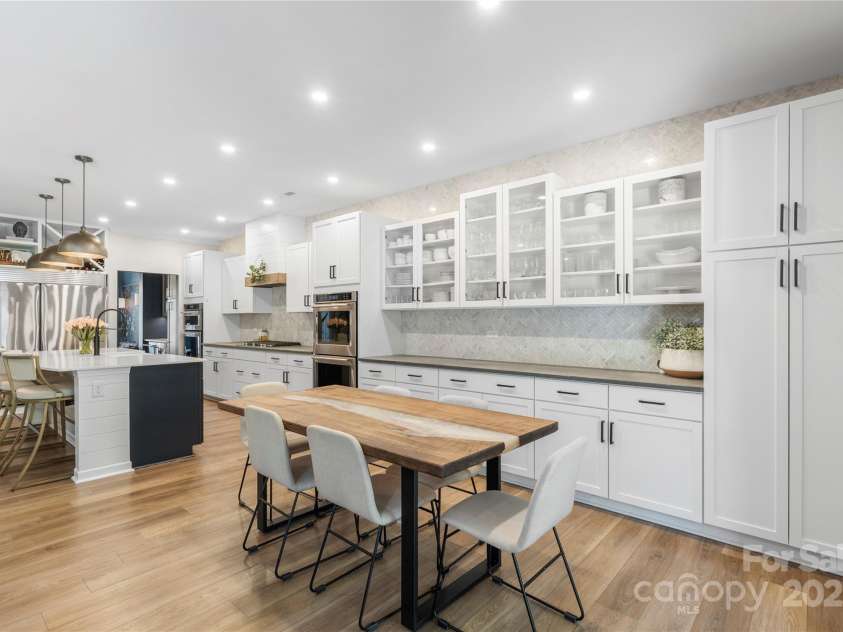 5050 Havencrest Drive, Fort Mill, SC 29715.  MLS# CAR4261068, YatesRealty ID 15224. Extended ktichen providing the perfect hosting space and ample storate.