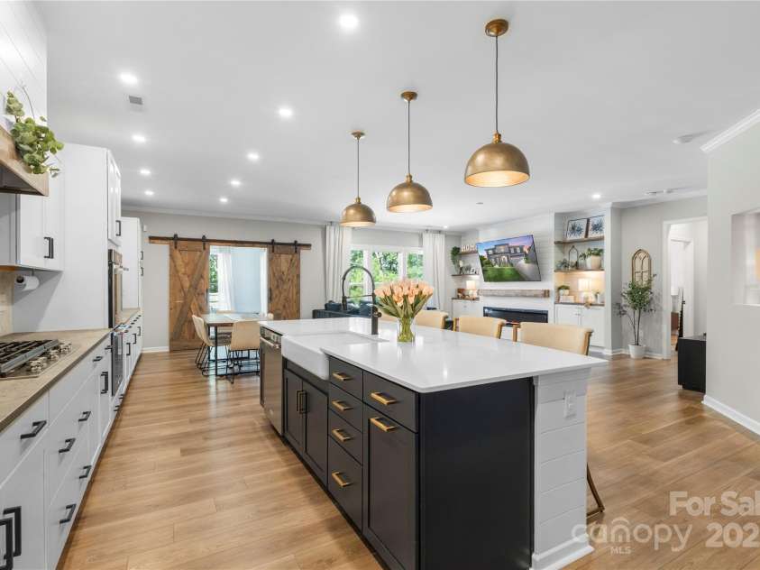 5050 Havencrest Drive, Fort Mill, SC 29715.  MLS# CAR4261068, YatesRealty ID 15224. Open floorplan with mixed colored cabinets and countertops.