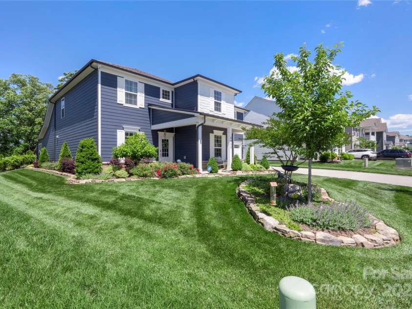 5050 Havencrest Drive, Fort Mill, SC 29715.  MLS# CAR4261068, YatesRealty ID 15224. Raised garden walls with built in lighting and irrigation.