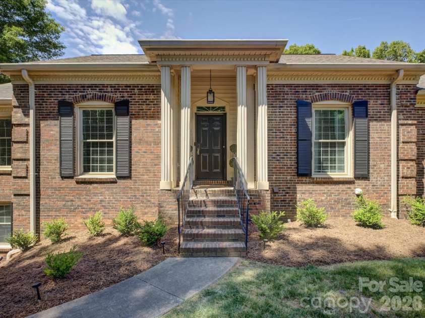 424 Walnut Point Drive, Matthews, NC 28105.  MLS# CAR4371680, YatesRealty ID 15225. 