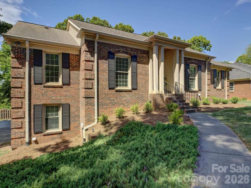 424 Walnut Point Drive, Matthews, NC 28105.  MLS# CAR4371680, YatesRealty ID 15225. 