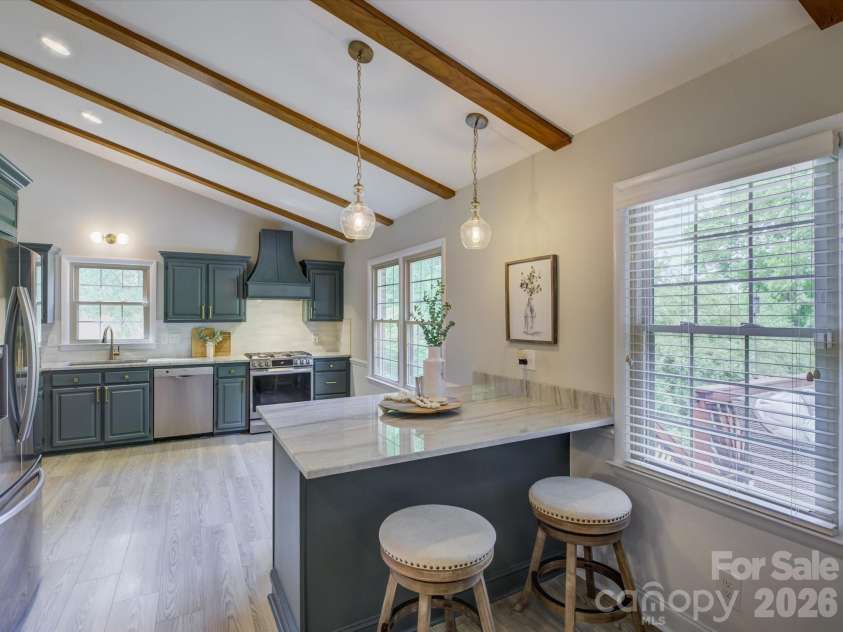 424 Walnut Point Drive, Matthews, NC 28105.  MLS# CAR4371680, YatesRealty ID 15225. 