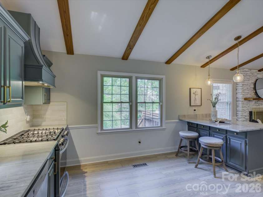 424 Walnut Point Drive, Matthews, NC 28105.  MLS# CAR4371680, YatesRealty ID 15225. 