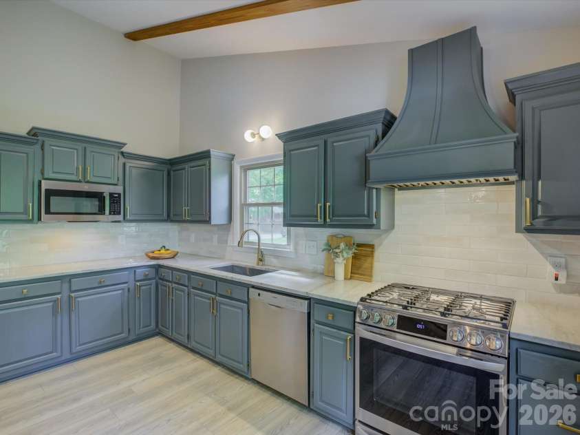424 Walnut Point Drive, Matthews, NC 28105.  MLS# CAR4371680, YatesRealty ID 15225. 