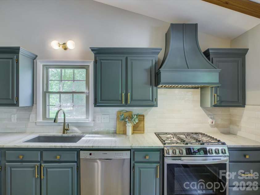 424 Walnut Point Drive, Matthews, NC 28105.  MLS# CAR4371680, YatesRealty ID 15225. 