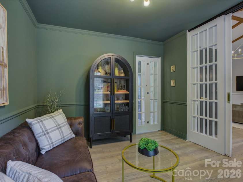 424 Walnut Point Drive, Matthews, NC 28105.  MLS# CAR4371680, YatesRealty ID 15225. 