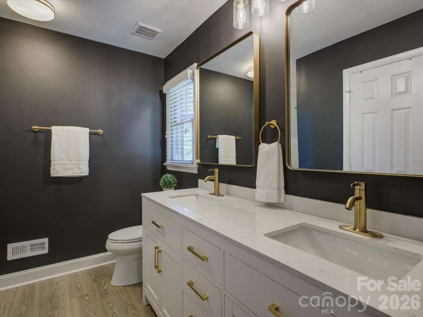 424 Walnut Point Drive, Matthews, NC 28105.  MLS# CAR4371680, YatesRealty ID 15225. 