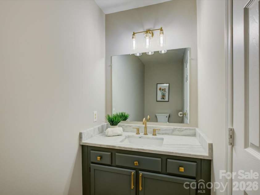 424 Walnut Point Drive, Matthews, NC 28105.  MLS# CAR4371680, YatesRealty ID 15225. 