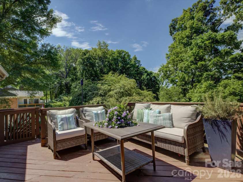 424 Walnut Point Drive, Matthews, NC 28105.  MLS# CAR4371680, YatesRealty ID 15225. 