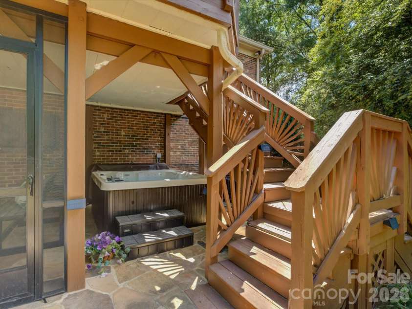 424 Walnut Point Drive, Matthews, NC 28105.  MLS# CAR4371680, YatesRealty ID 15225. 