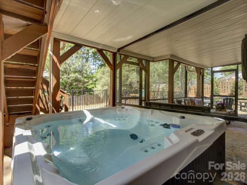 424 Walnut Point Drive, Matthews, NC 28105.  MLS# CAR4371680, YatesRealty ID 15225. 