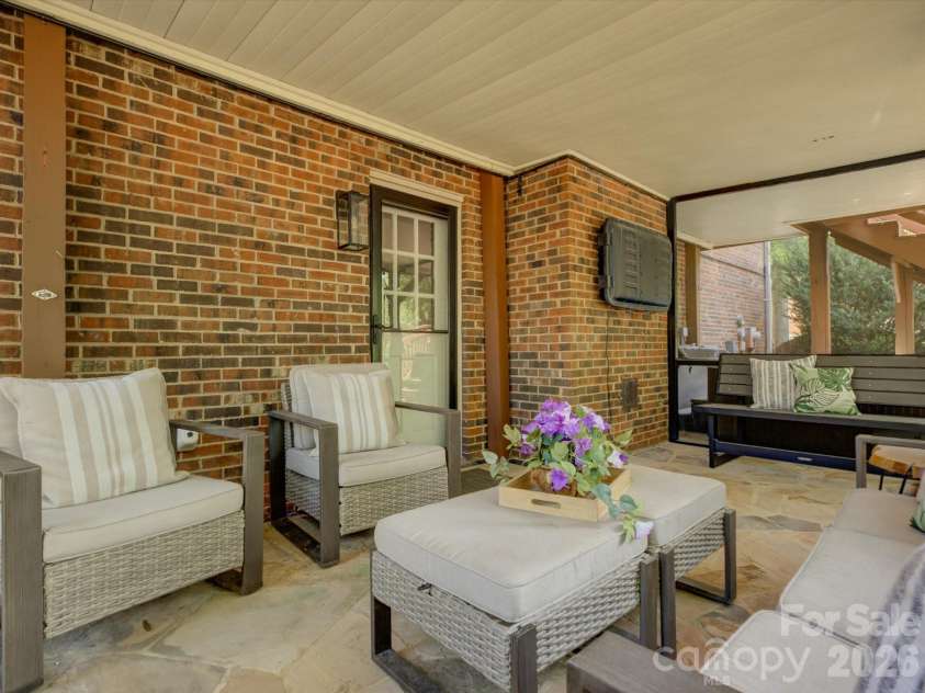 424 Walnut Point Drive, Matthews, NC 28105.  MLS# CAR4371680, YatesRealty ID 15225. 