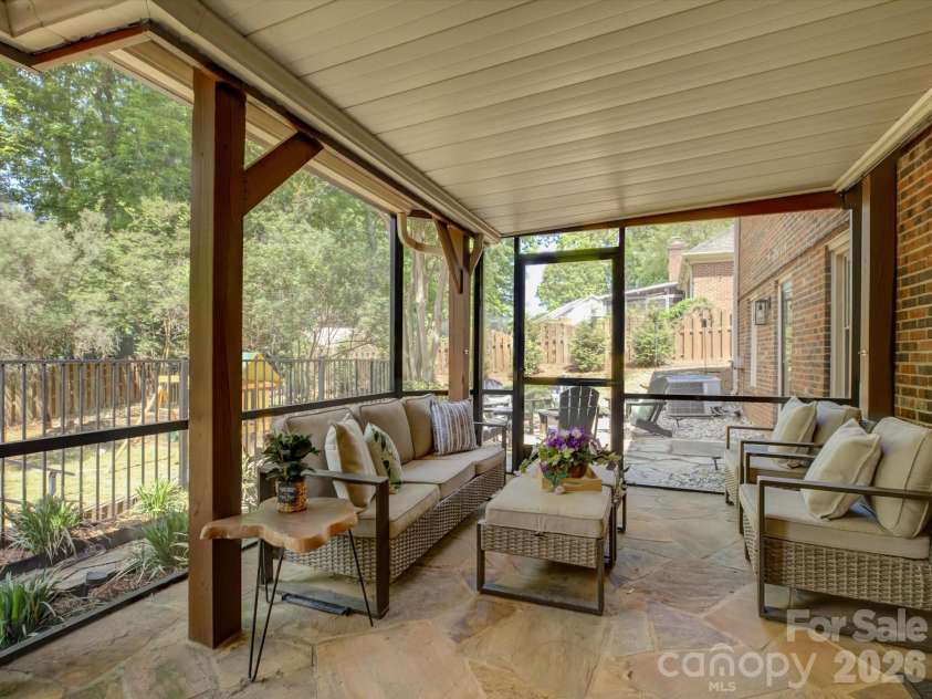 424 Walnut Point Drive, Matthews, NC 28105.  MLS# CAR4371680, YatesRealty ID 15225. 