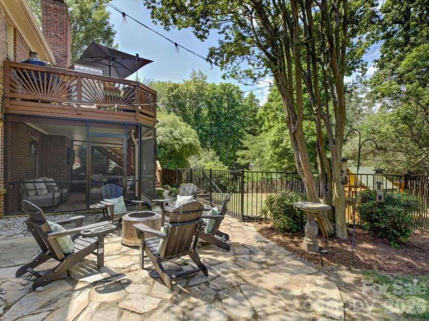 424 Walnut Point Drive, Matthews, NC 28105.  MLS# CAR4371680, YatesRealty ID 15225. 