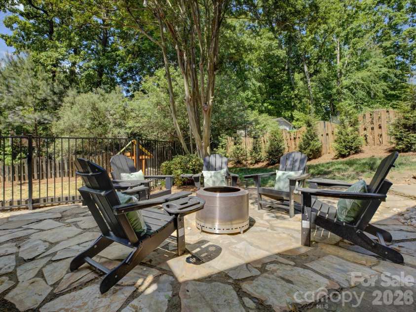 424 Walnut Point Drive, Matthews, NC 28105.  MLS# CAR4371680, YatesRealty ID 15225. 