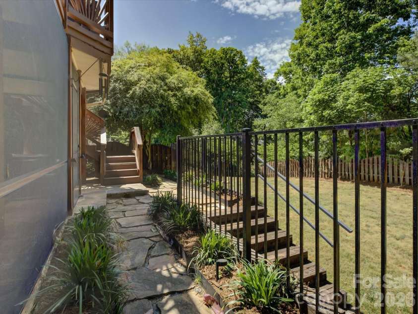 424 Walnut Point Drive, Matthews, NC 28105.  MLS# CAR4371680, YatesRealty ID 15225. 
