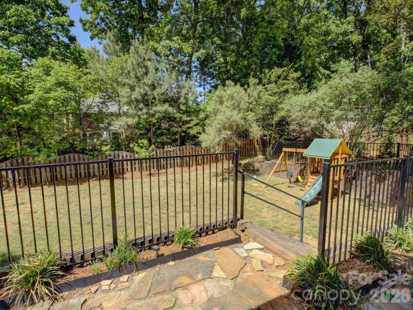 424 Walnut Point Drive, Matthews, NC 28105.  MLS# CAR4371680, YatesRealty ID 15225. 