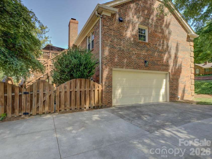 424 Walnut Point Drive, Matthews, NC 28105.  MLS# CAR4371680, YatesRealty ID 15225. 