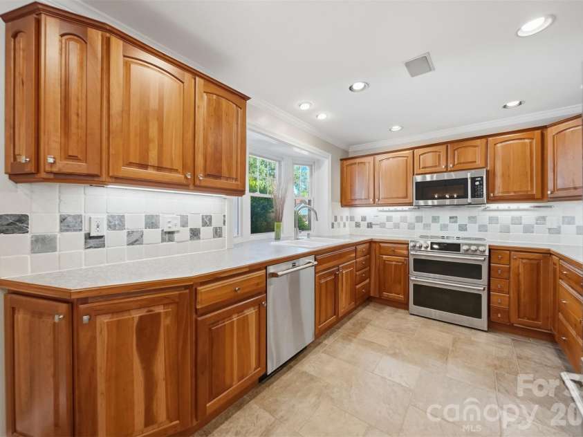 543 5th Street, Hickory, NC 28601.  MLS# CAR4372529, YatesRealty ID 15227. 