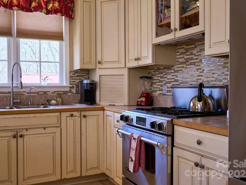 226 John Smith Road, Columbus, NC 28722.  MLS# CAR4235483, YatesRealty ID 15228. Gas cooktop with downdraft vent