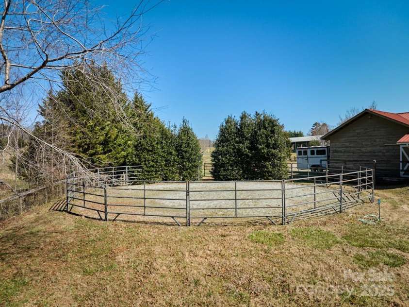 226 John Smith Road, Columbus, NC 28722.  MLS# CAR4235483, YatesRealty ID 15228. Round pen