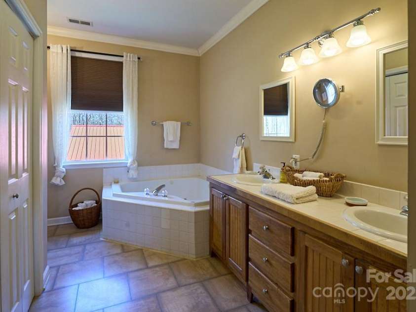 226 John Smith Road, Columbus, NC 28722.  MLS# CAR4235483, YatesRealty ID 15228. Second bathroom with Whirlpool tub