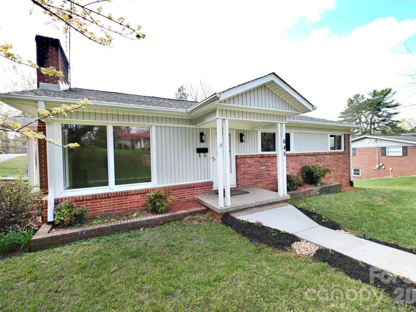 648 7th Avenue, Hickory, NC 28602.  MLS# CAR4324827, YatesRealty ID 15229. 