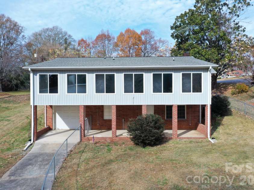 648 7th Avenue, Hickory, NC 28602.  MLS# CAR4324827, YatesRealty ID 15229. 