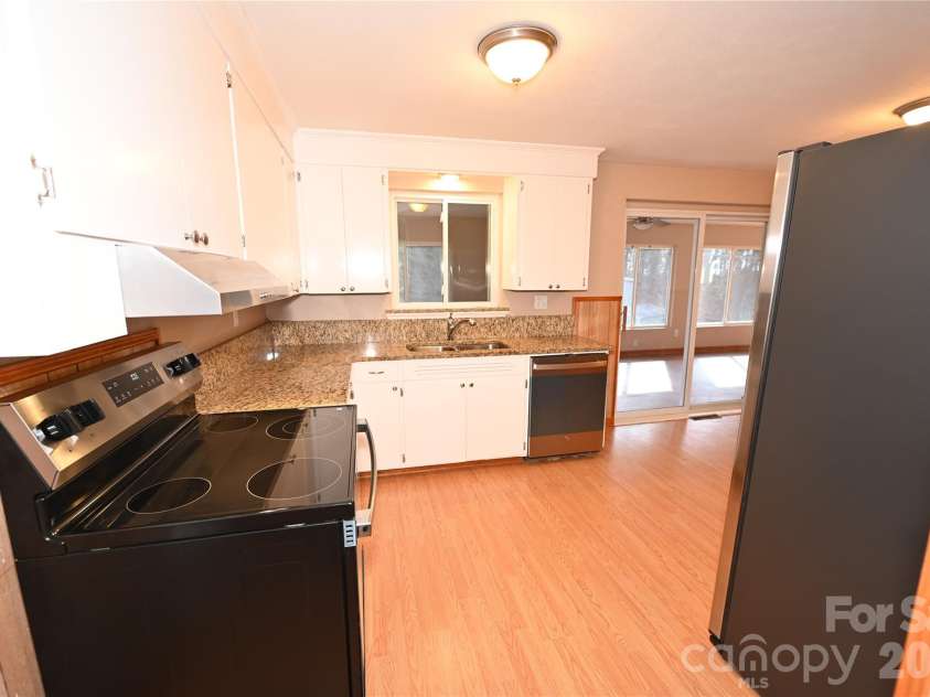 648 7th Avenue, Hickory, NC 28602.  MLS# CAR4324827, YatesRealty ID 15229. 