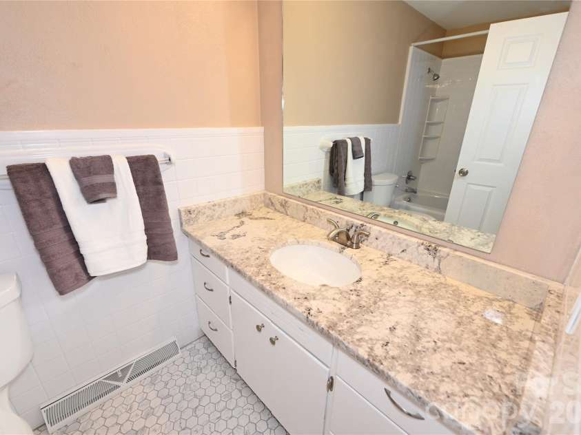 648 7th Avenue, Hickory, NC 28602.  MLS# CAR4324827, YatesRealty ID 15229. 