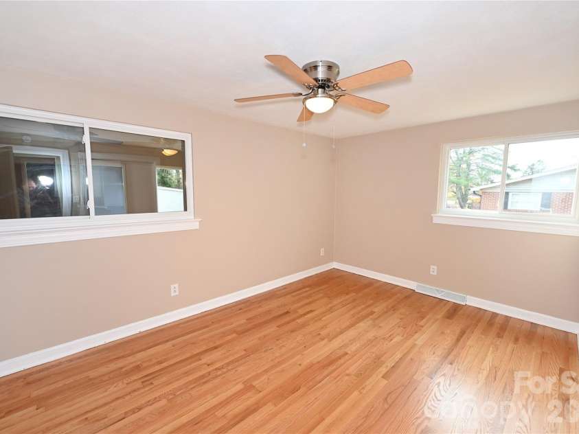 648 7th Avenue, Hickory, NC 28602.  MLS# CAR4324827, YatesRealty ID 15229. 