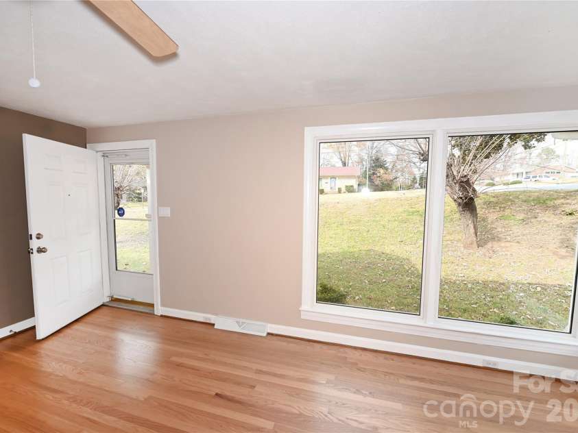 648 7th Avenue, Hickory, NC 28602.  MLS# CAR4324827, YatesRealty ID 15229. 
