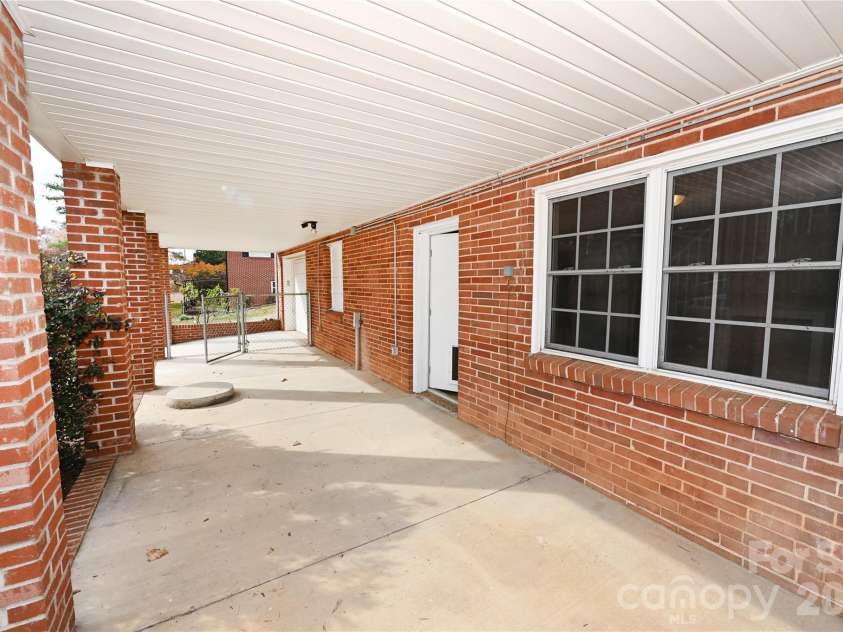 648 7th Avenue, Hickory, NC 28602.  MLS# CAR4324827, YatesRealty ID 15229. 