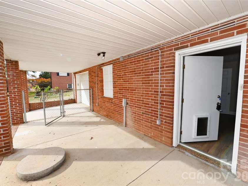 648 7th Avenue, Hickory, NC 28602.  MLS# CAR4324827, YatesRealty ID 15229. 