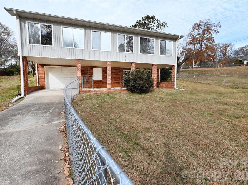 648 7th Avenue, Hickory, NC 28602.  MLS# CAR4324827, YatesRealty ID 15229. 