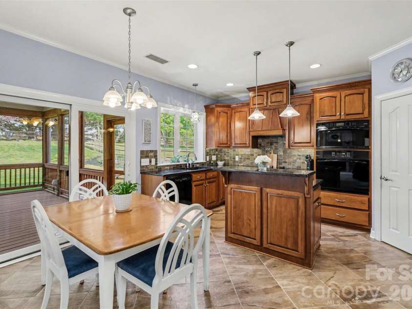 7924 Fairmeadows Drive, Charlotte, NC 28269.  MLS# CAR4305161, YatesRealty ID 15230. Eat in Kitchen